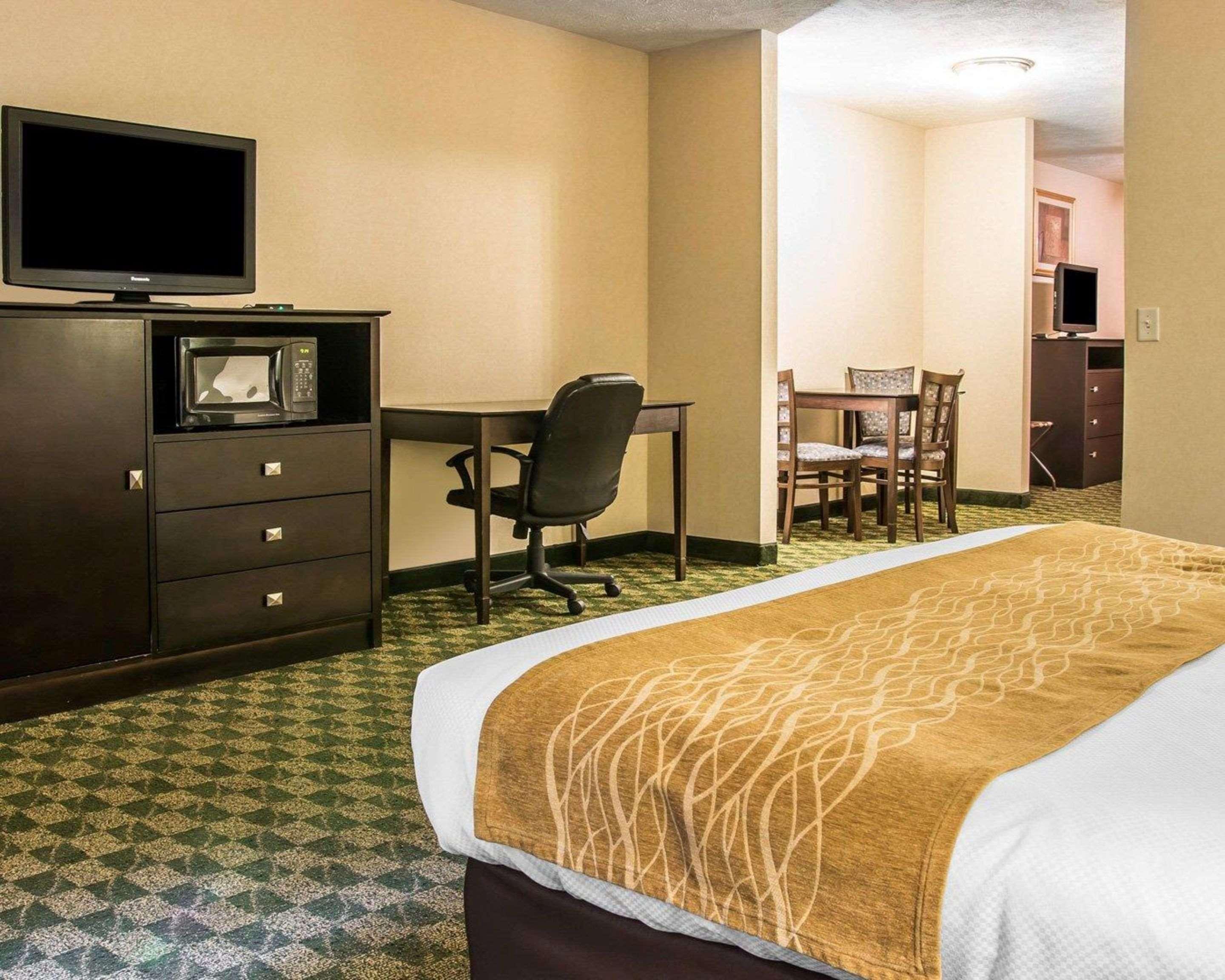 Comfort Inn Whitehall Near Michigan'S Adventure Zewnętrze zdjęcie
