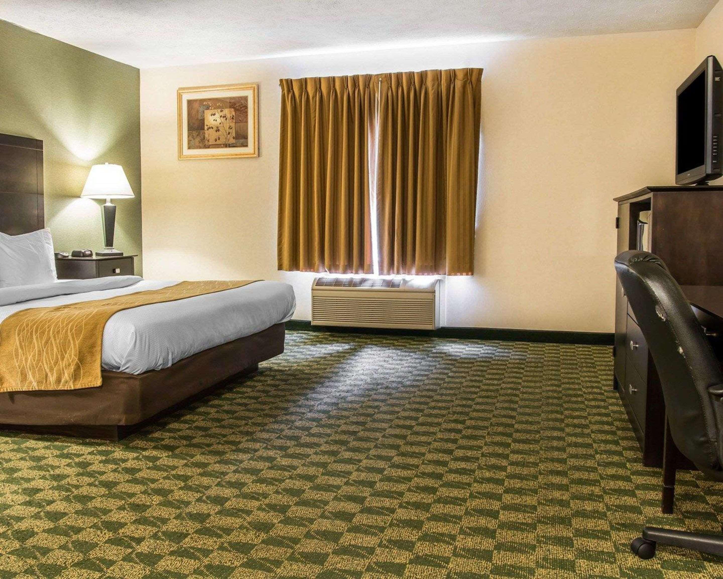 Comfort Inn Whitehall Near Michigan'S Adventure Zewnętrze zdjęcie