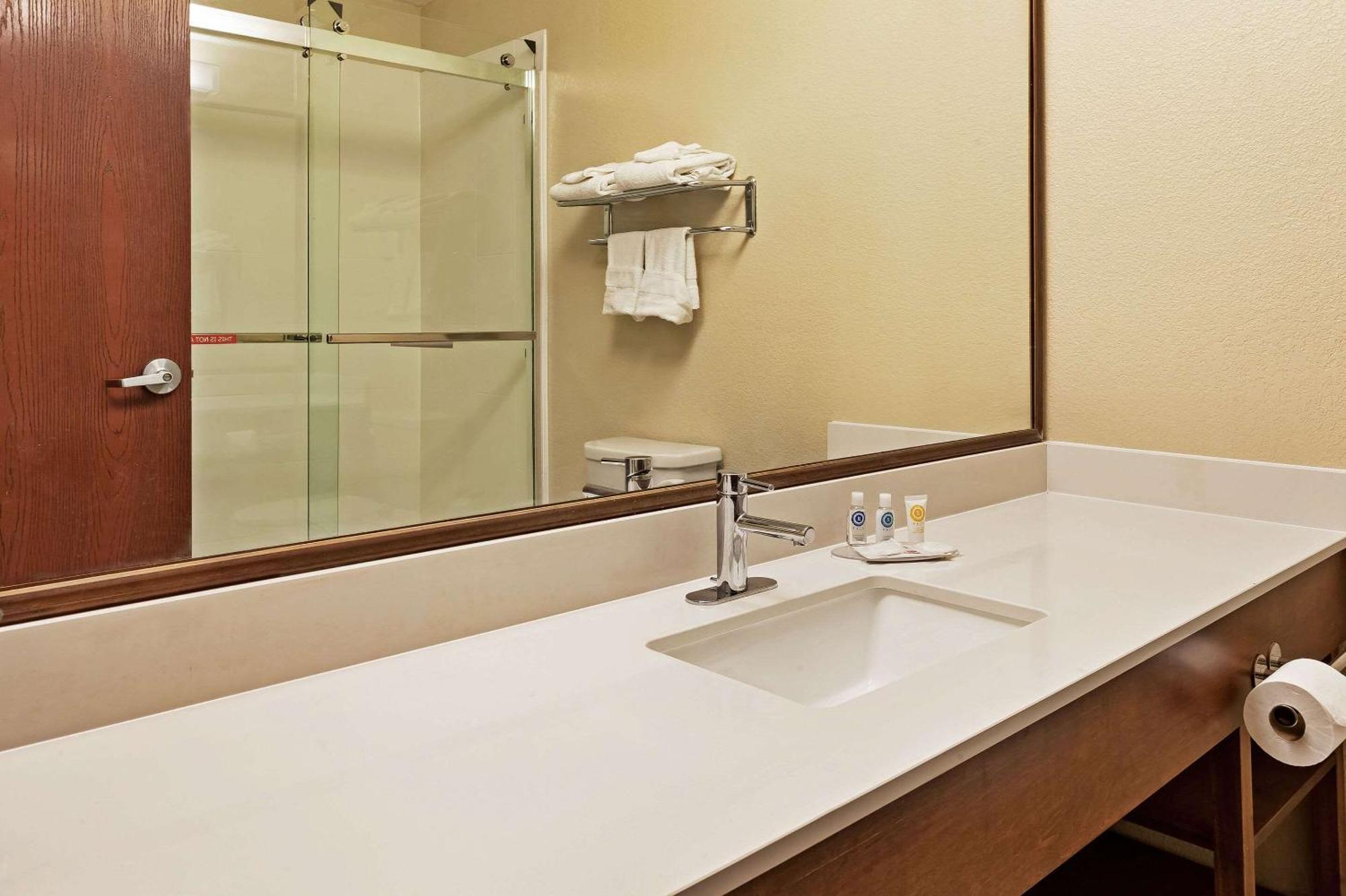 Comfort Inn Whitehall Near Michigan'S Adventure Zewnętrze zdjęcie
